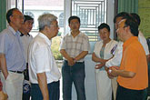 原国家文物局局长张文彬先生在参观宇达后与总经理卫恩科交流