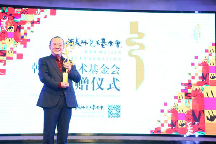 北京第二届"韩美林日"上的中国电影家协会华语影像论坛奖获得者